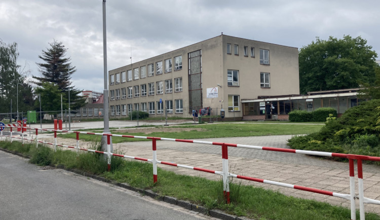 FOTO: Rekonstrukce ZUŠ Střezina v Hradci Králové pokračuje. Do konce měsíce bude hotové parkoviště, dělníci se pustí do vnitřních prostor
