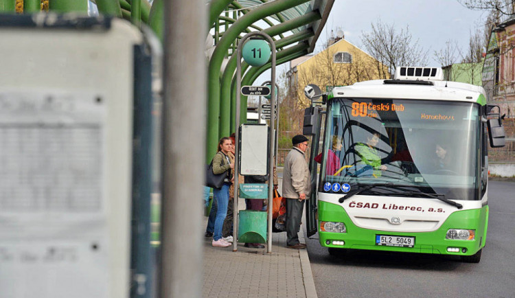 Zítra se změní jízdní řády vlaků a autobusů. Novinkou bude nový autobusový spoj