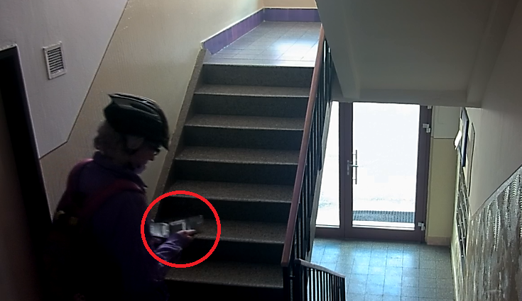 Zloděj v akci při krádeži v domově pro seniory