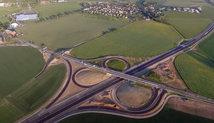 Žalobu proti vyvlastnění pozemku na trase D11 soud v Hradci zamítl