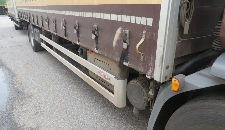 Nákladní auto srazilo cyklistu. Řidiči si srážky nevšiml, pokračoval v jízdě dál