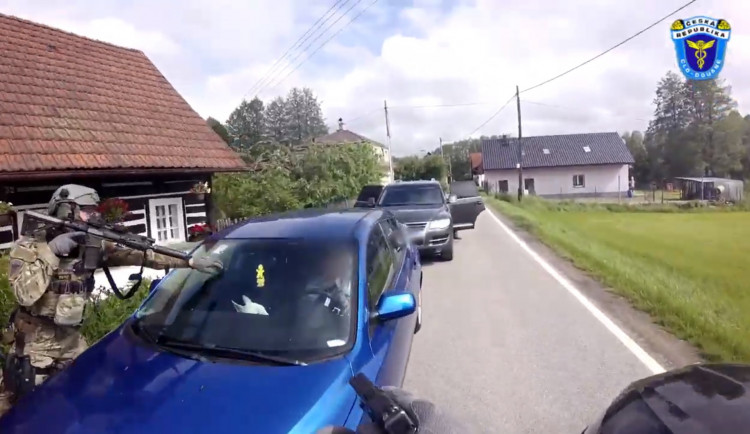 VIDEO: Zásahovka vytáhla dealerku drog přímo z auta. Policie jí sledovala čtyři měsíce