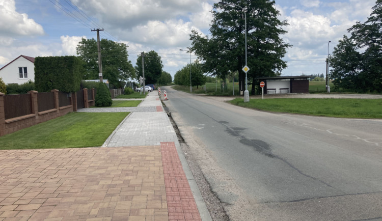 Spojovací ulice v Hradci Králové má nové chodníky. Pokud se podaří získat peníze, opraví se i silnice