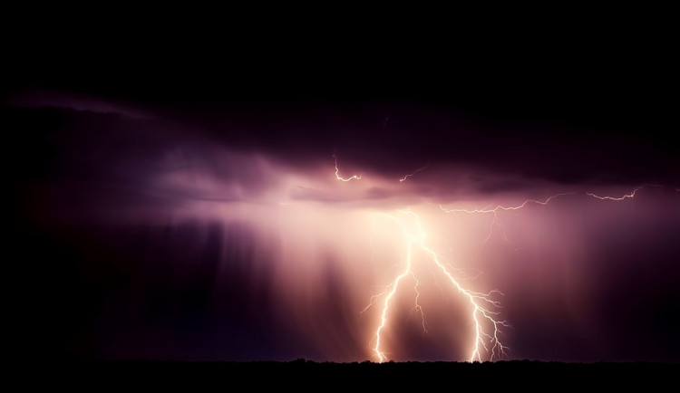 VAROVÁNÍ METEOROLOGŮ: V sobotu odpoledne mohou udeřit silné bouřky