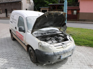 Hasící přístroj v autě není na škodu. V kraji včera zahořela tři auta, letos je už takových případů 44