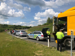 Při bezpečnostní akci na dálnici D11