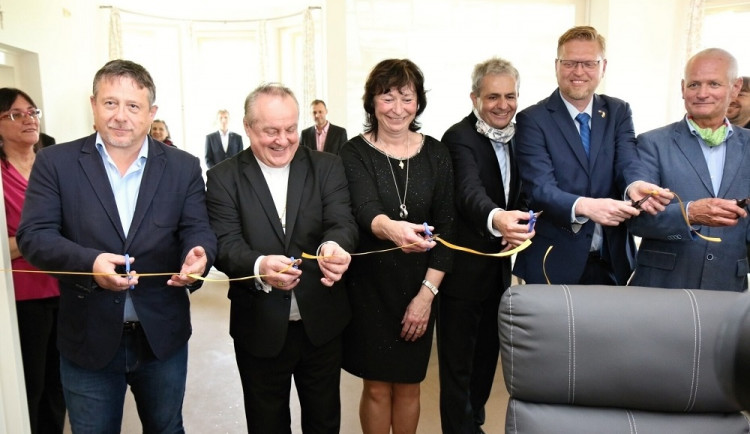 Slavnostní přestřižení pásky