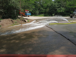Odčerpávání vodní laguny v kamenolomu nedaleko chvaletické elektrárny