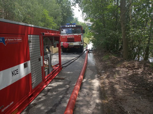 Odčerpávání vodní laguny v kamenolomu nedaleko chvaletické elektrárny