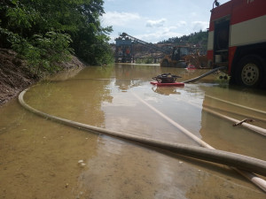 Odčerpávání vodní laguny v kamenolomu nedaleko chvaletické elektrárny