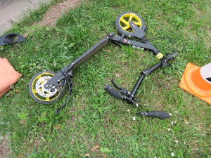 Koloběžka se kterou vyjel chlapec na silnici