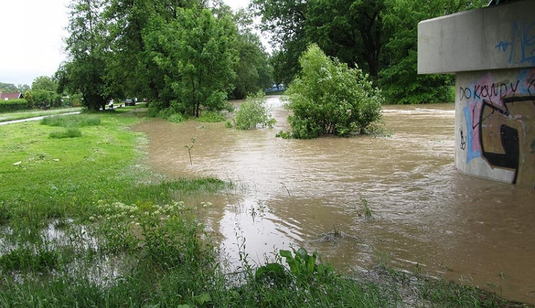 AKTUÁLNĚ: Silný déšť zaplavuje na Jičínsku sklepy. Hasiči mají pohotovost