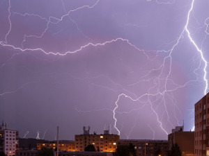 Meteorologové vydali výstrahu před silnými bouřkami, zasáhnout mají od dnešního poledne i Královéhradecký kraj