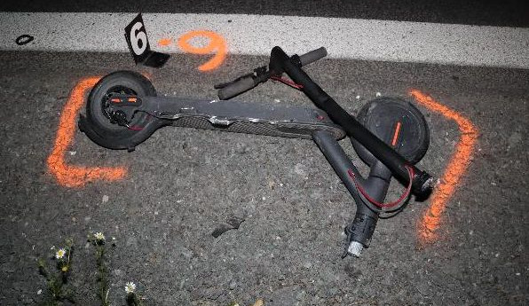 Další srážka auta a koloběžky. Tentokrát skončil v nemocnici mladý muž