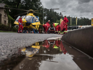 V Náchodě se srazil autobus s dodávkou, na místo nehody musel i vrtulník