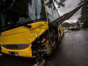 Střet autobusu a dodávky v Náchodě