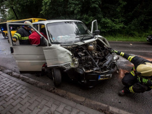 Střet autobusu a dodávky v Náchodě