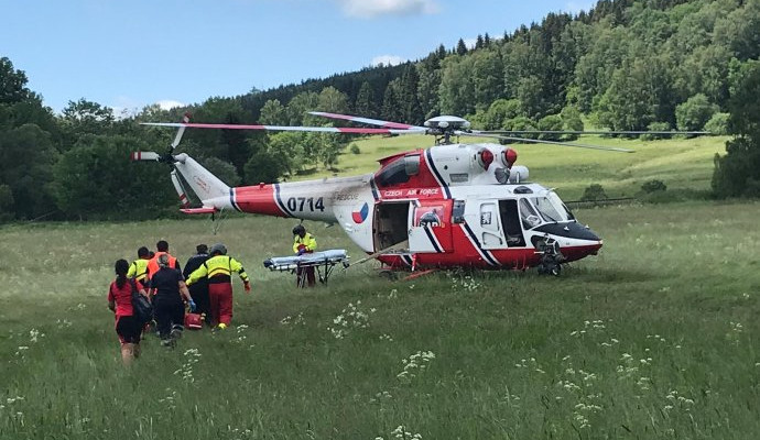 Cyklista se zapovídal s kamarádkou a sjel do příkopu, pro těžce zraněného muže letěl vrtulník