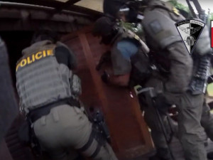 VIDEO: Zásahovka si došla pro tři zloděje. Během nouzového stavu ukradli například saunu