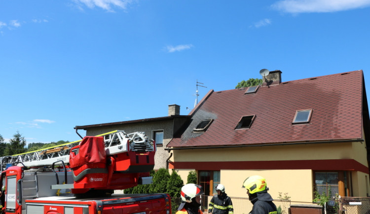 Požár rodinného domu ve Velkých Svatoňovicích