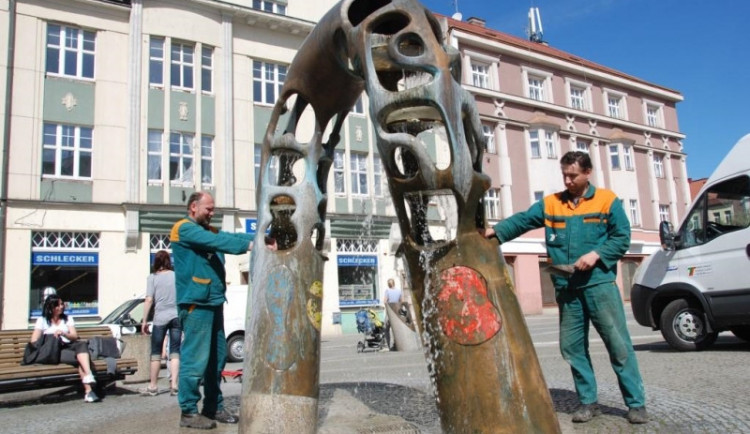 V Hradci Králové se spustí mlhoviště. Lidé však stále využívají k osvěžení fontány, za tom jim hrozí pokuty