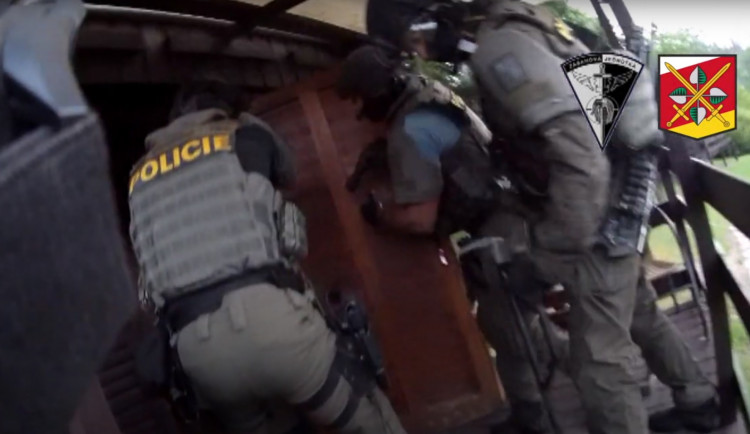 Zásahovka si došla pro tři zloděje. Během nouzového stavu ukradli například saunu.