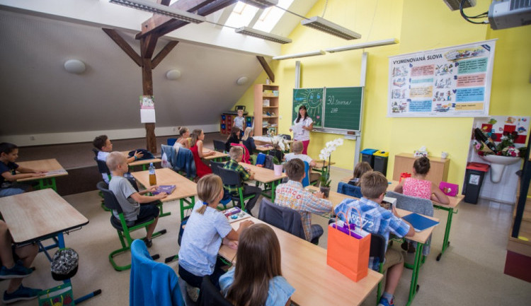 Některé školy v Královéhradeckém kraji ukončí školní rok už v pátek. Jiné rozdají vysvědčení až příští týden