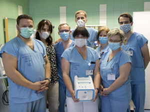Nemocnice v Hradci Králové získala přístroj, který usnadní pacientům dýchání. V republice jich je pouze pět