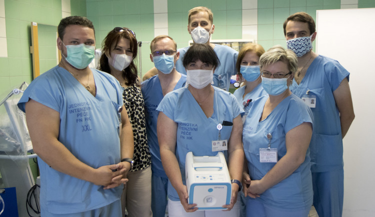 Nemocnice v Hradci Králové získala přístroj, který usnadní pacientům dýchání. V republice jich je pouze pět.