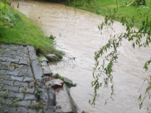 Štědrý potok mezi Lupenicí a Tutleky, který dosahuje běžně 10 centimetrů