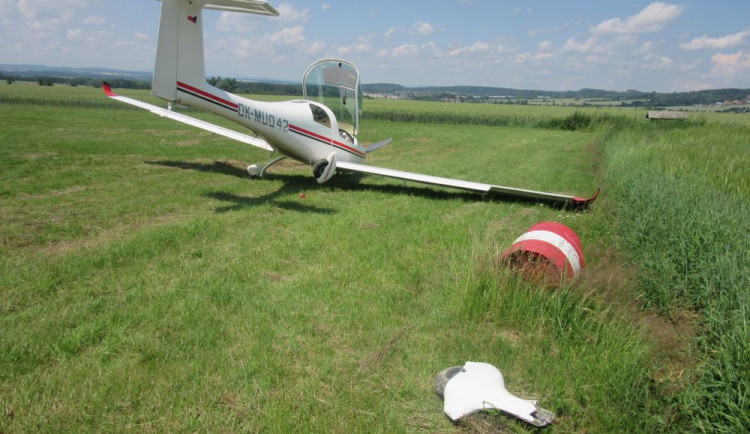 Pilot nezvládl přistávací manévr. Utrhl podvozek a zabořil letadlo do přistávací dráhy.