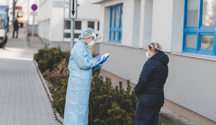 V nemocnicích stále platí povinnost nosit roušky, omezený zůstává i počet lidí při návštěvě pacienta