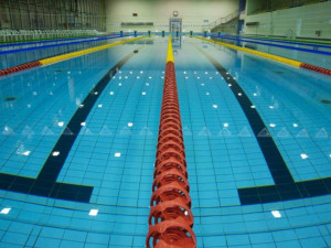 Krytý bazén 50 m se v Hradci přes léto nakonec otevře