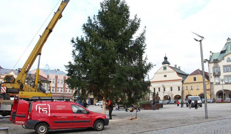 Instalace vánočního stromu na náměstí T.G.Masaryka v loňském roce