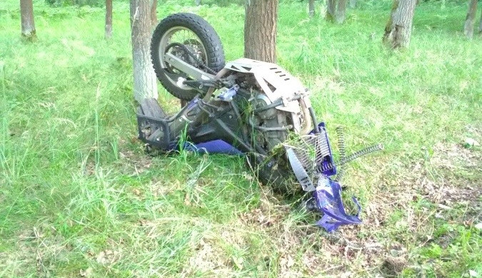 Při tragické nehodě na Rychnovsku zemřel motorkář. Nezvládl zatáčku a narazil do stromu