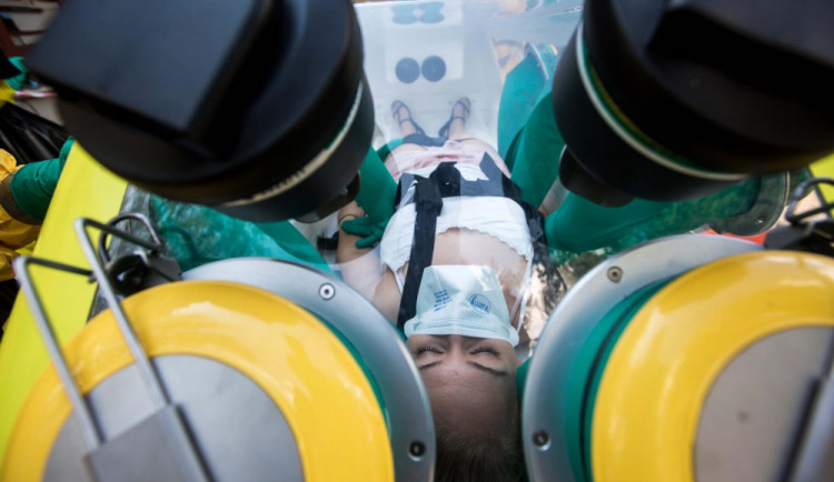Pacientka nemocnice Trutnov má koronavirus, ošetřoval ji nemocný lékař