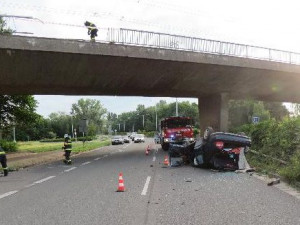 Řidič prorazil zábradlí na Malšovickém mostu v Hradci Králové a spadl s autem na okruh. Nadýchal 2,5 promile