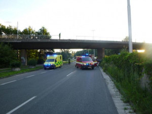 Řidič prorazil zábradlí na Malšovickém mostu v Hradci Králové a spad s autem na okruh. Nadýchal 2,5 promile