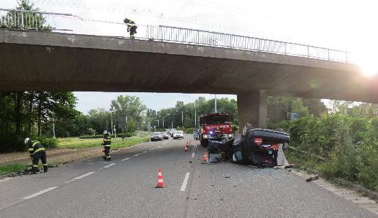 Řidič prorazil zábradlí na Malšovickém mostu v Hradci Králové a spad s autem na okruh. Nadýchal 2,5 promile