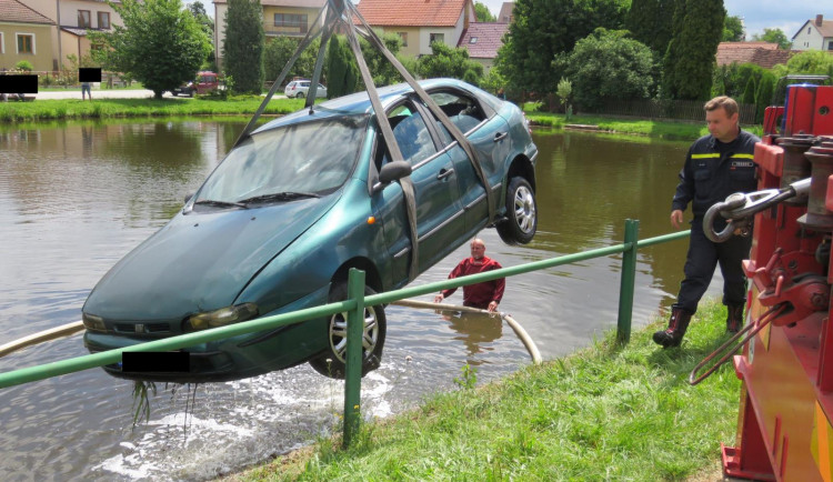 Byl jsem jen ve správný čas na správném místě, říká muž, který zachránil seniora z potápějícího se auta