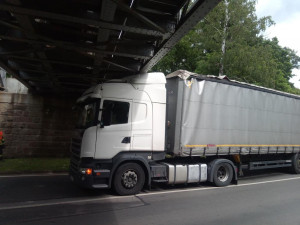 Zaklíněný kamion pod viaduktem v Trutnově