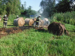 Požár balíků sena v Lázních Bělohrad