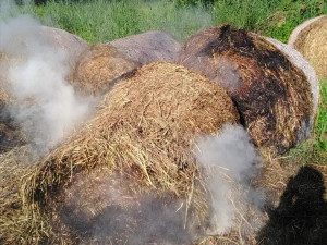 Požár balíků sena v Lázních Bělohrad