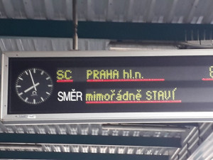 Přes hlavní vlakové nádraží v Hradci jelo mimořádně Pendolino a expresy. U Chocně srazil vlak člověka