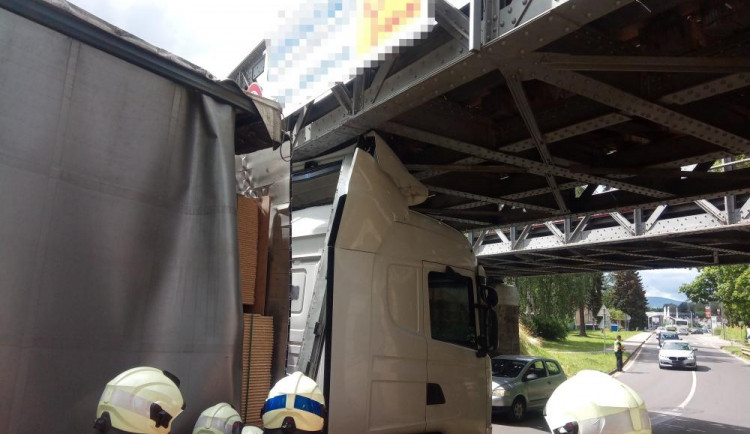 Zaklíněný kamion pod viaduktem v Trutnově