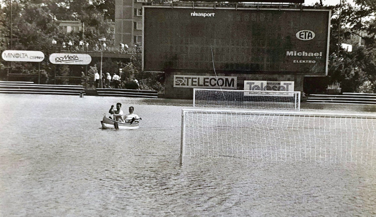 Přesně před 23 lety se lidé pod lízátky projížděli na loďkách. Na stadionu v Hradci Králové bylo 180 centimetrů vody