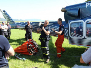 Hasiči z Jičínska prošli výcvikem plnění bambi vaku pro účely leteckého hašení