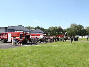 Hasiči z Jičínska prošli výcvikem plnění bambi vaku pro účely leteckého hašení