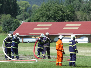 Hasiči z Jičínska prošli výcvikem plnění bambi vaku pro účely leteckého hašení