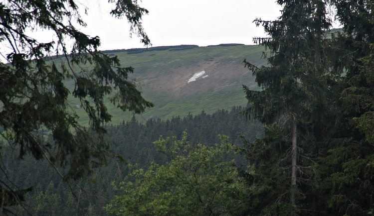 Mapa republiky na Studniční hoře je pryč. Už i v Krkonoších oficiálně začalo léto.
